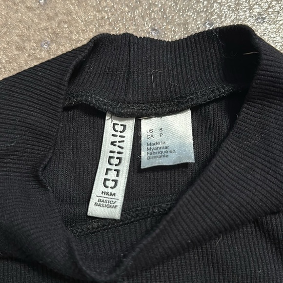 Basic Mockneck Sweater - Picture 3 of 3